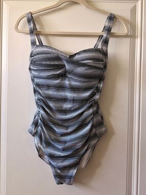 bond-eye One-Piece